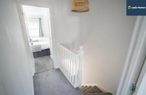 Slough Apartment | Cosy Home, Heathrow and Windsor Castle, Sleeps 6