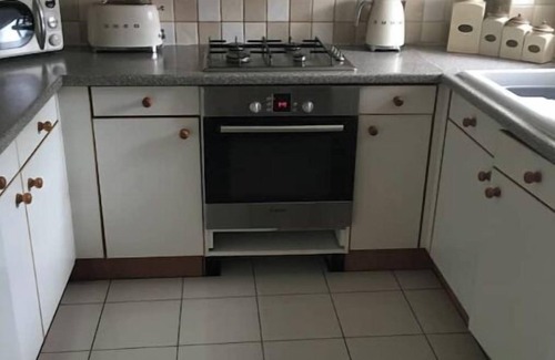 Wolverhampton Apartment | Cosy home in quiet cul-de-sac. Private fenced garden and free parking.