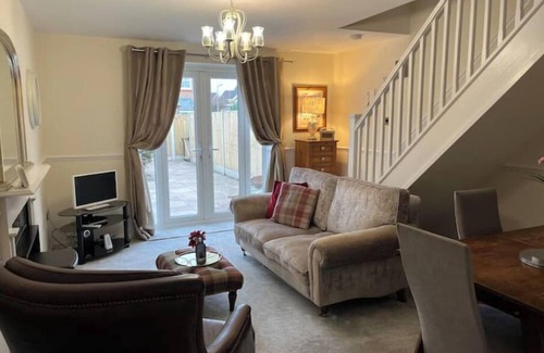 Wolverhampton Apartment | Cosy home in quiet cul-de-sac. Private fenced garden and free parking.