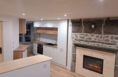Besse-et-Saint-Anastaise House | Cosy house in the B-ffroy center of Besse.