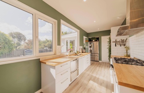 Somerfield House | Cosy House w/Beautiful Garden and Hot Tub. Pet Friendly!