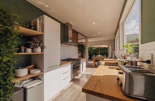 Somerfield House | Cosy House w/Beautiful Garden and Hot Tub. Pet Friendly!