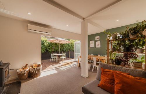 Somerfield House | Cosy House with Garden and Hot Tub - Pet Friendly