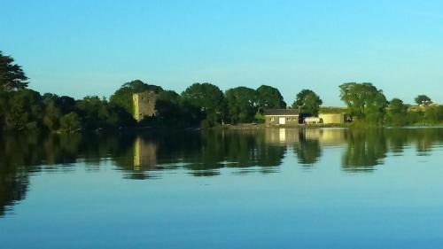 Headford House | Cosy Lakeside Cottage John's hollow