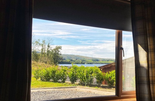 Enniskillen Cabin | Cosy lakeside lodge, ensuite bedrooms, pet-friendly, opt spa. Belleek Fermanagh