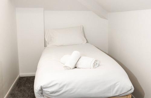 Oldham Bed & Breakfast | Cosy Large Ensuite Room in the Heart of Oldham
