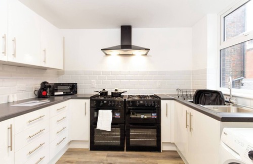 Oldham Bed & Breakfast | Cosy Large Ensuite Room in the Heart of Oldham