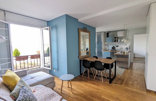 Issy-les-Moulineaux Apartment | Cosy little nest 2 metro stations from Paris with view of the Eiffel Tower