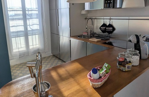Issy-les-Moulineaux Apartment | Cosy little nest 2 metro stations from Paris with view of the Eiffel Tower