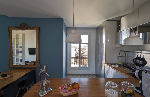 Issy-les-Moulineaux Apartment | Cosy little nest 2 metro stations from Paris with view of the Eiffel Tower