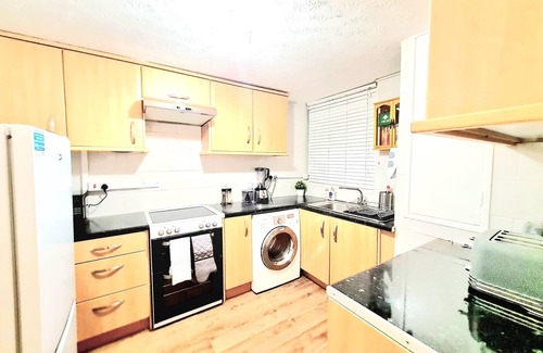 Heaton House | Cosy Luxurious Entire 3 Bedroom House, Private Garden, Free Parking, Free WiFi