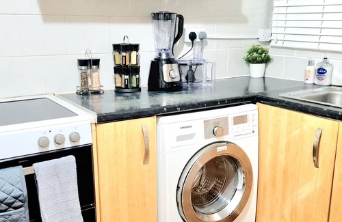 Heaton House | Cosy Luxurious Entire 3 Bedroom House, Private Garden, Free Parking, Free WiFi