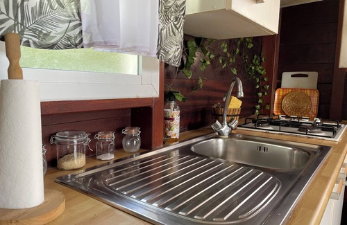 Petit-Canal House | COSY MAHOGANY BUNGALOW CLOSE TO SHOPS AND 10 MINUTES FROM BEACHES.
