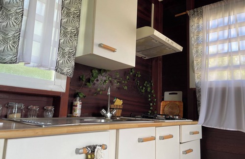 Petit-Canal House | COSY MAHOGANY BUNGALOW CLOSE TO SHOPS AND 10 MINUTES FROM BEACHES.