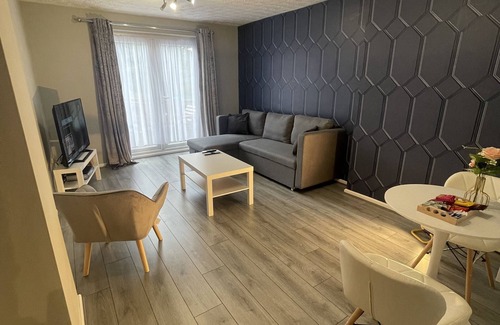 Darlaston Apartment | Cosy, Modern Apartment