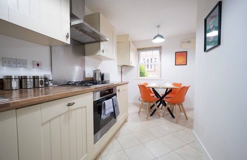 Stuppington House | Cosy Modern House Sleeps 9 - En-suite and Parking