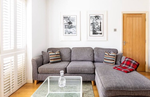 Vassall Apartment | Cosy Oval Apartment