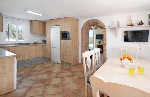 Comares Villa | Cosy Poolside Escape for Four. Salt-filtered pool. Breathtaking views.