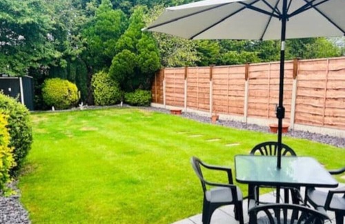 Hazel Grove House | Cosy Private 2 Bedroom Bungalow with Hot Tub