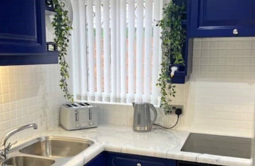 Hazel Grove House | Cosy Private 2 Bedroom Bungalow with Hot Tub