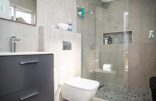 Durban North Apartment | Cosy Private cottages 3 bedroom salt pool DSTV