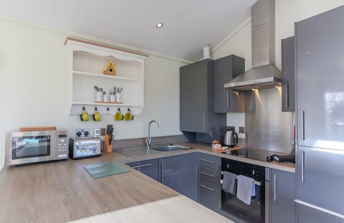 Carlton-in-Cleveland House | Cosy retreat lodge with master double with en suite shower.