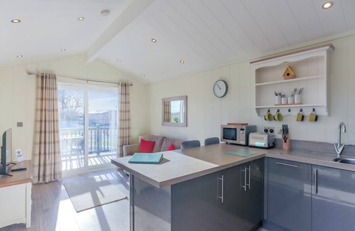 Carlton-in-Cleveland House | Cosy retreat lodge with master double with en suite shower.