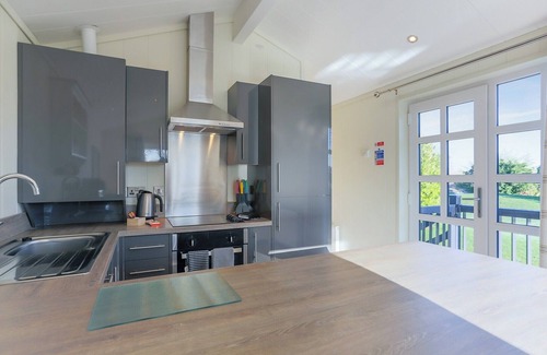Carlton-in-Cleveland House | Cosy retreat lodge with master double with en suite shower.