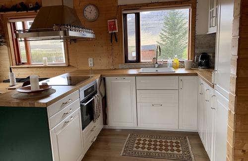 Saurbaer Cottage | Cosy Retreat Home with Jacuzzi