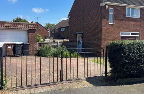 Tea Green House | Cosy secure 3 bed house by luton airport with parking