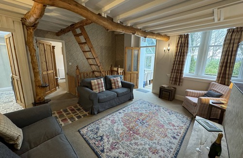 Wormhill Apartment | Cosy self catering apartment in large Victorian Residence