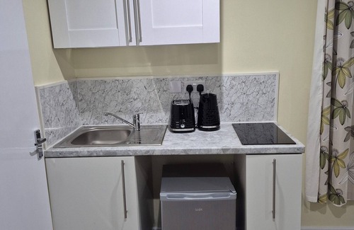 Bletchley Apartment | Cosy, Spacious 1 bedroom self contain unit with toilet and bath