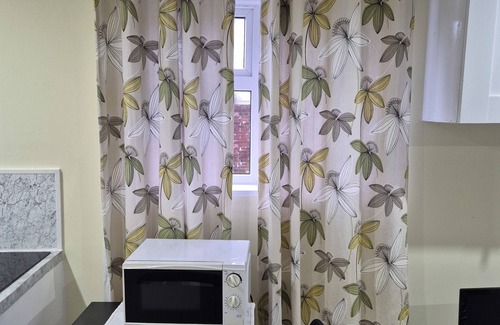 Bletchley Apartment | Cosy, Spacious 1 bedroom self contain unit with toilet and bath