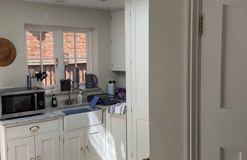 Claygate Cottage | Cosy, spacious 2 storey apt, 35mins Central London, Heathrow/Gatwick & Wimbledon