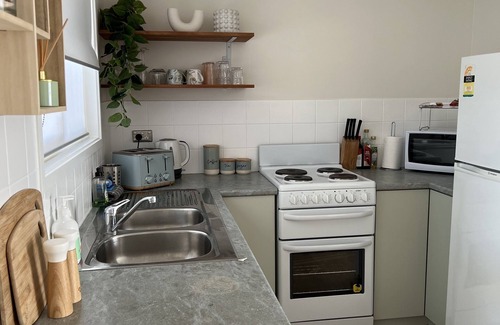 Aldinga Beach Cottage | Cosy Stirling cottage walking distance to the beach,