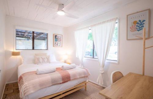 Point Lookout House | Cosy Straddie cottage + sleeps 6 + close to beach