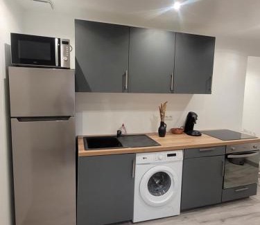 Saint-Mitre-les-Remparts Apartment | Cosy Studio