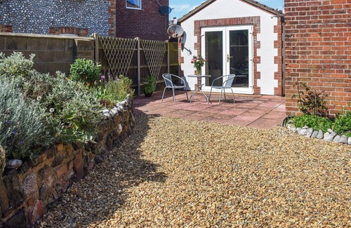 Sheringham Cottage | Cosy studio accommodation very close to amenities.