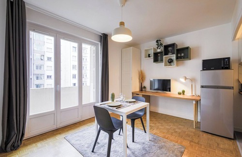 Quartier Hyper-Centre Apartment | Cosy studio "Le Nid Tranquille" - Fully Equipped - Secteur Chavant