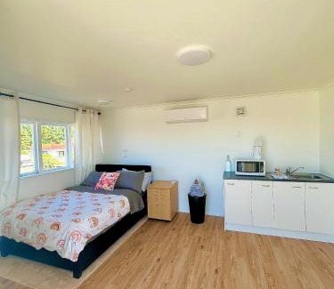 Porirua Apartment | Cosy Studio Retreat in Porirua