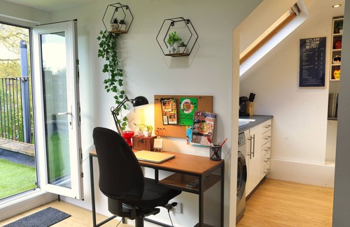 Highbury Apartment | Cosy Top Floor Apartment w/Large Garden Terrace and Parking near the Emirates
