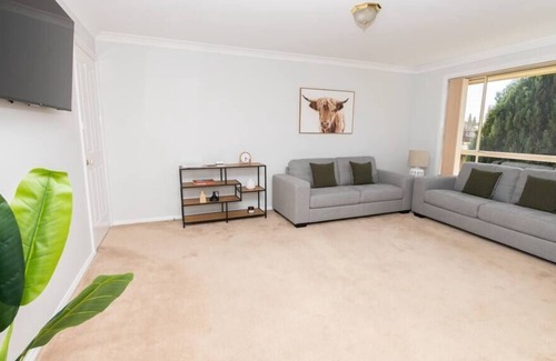 Orange Villa | Cosy Villa on McLachlan - Neat & Tidy, Walk to CBD