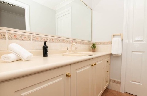 Orange Villa | Cosy Villa on McLachlan - Neat & Tidy, Walk to CBD