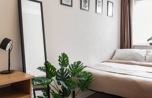 Crawley City Centre Apartment | Cosy/Well Equipped/Ideal Location/Workers/Families