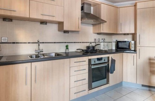 Crawley City Centre Apartment | Cosy/Well Equipped/Ideal Location/Workers/Families