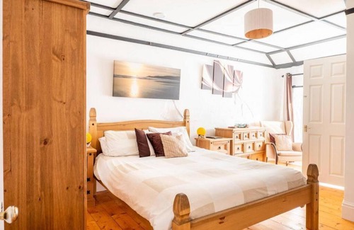 St Davids House | Cosy Welsh Cottage in St Davids Centre with Garden