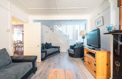 St Davids House | Cosy Welsh Cottage in St Davids Centre with Garden