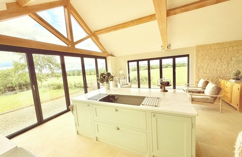 Shipston on Stour House | Cotswold Barn | 360° Views | Peaceful Escape