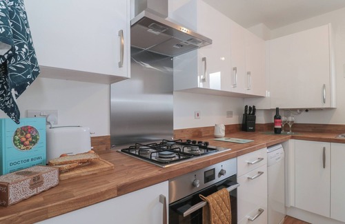 Northway Cottage | COTSWOLD OUTLET COACH HOUSE, pet friendly in Tewkesbury