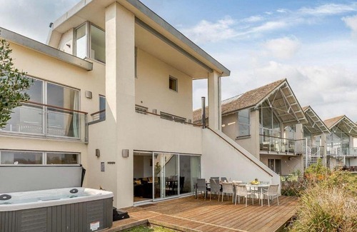 Cirencester House | Cotswolds Lakehouse, with hot tub & spa access, Lower Mill Estate